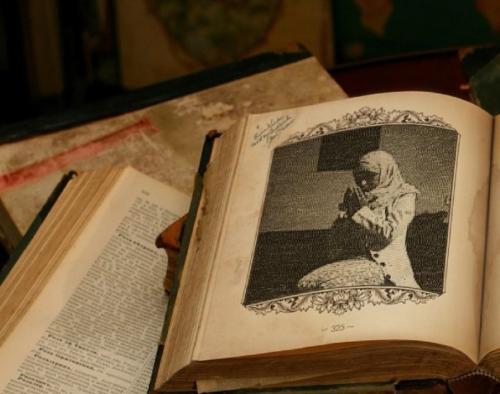 Latina-Muslim-Praying